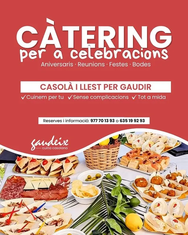 Cartell del càtering casolà de Gaudeix per a celebracions, amb safates de canapès i embotit (catering casero en Amposta)