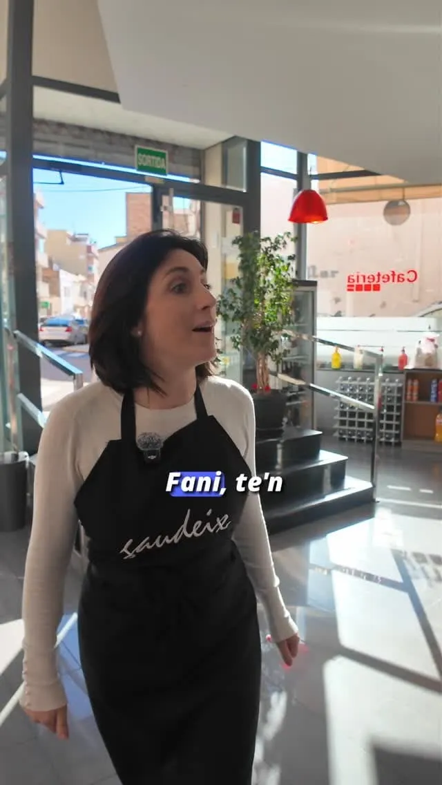 Fani, de l'equip de Gaudeix, amb el davantal de la casa a la botiga
